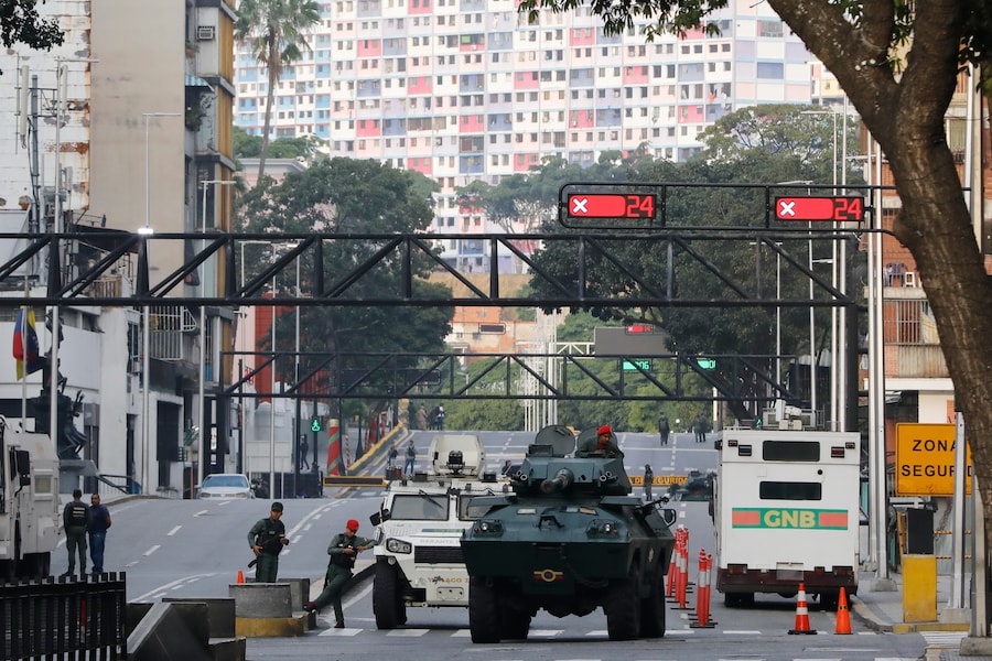 Veicoli blindati della Guardia Nazionale bloccano un viale che conduce al palazzo presidenziale di Miraflores a Caracas, Venezuela, sabato 3 gennaio 2026. (Foto AP/Cristian Hernandez) (APN)