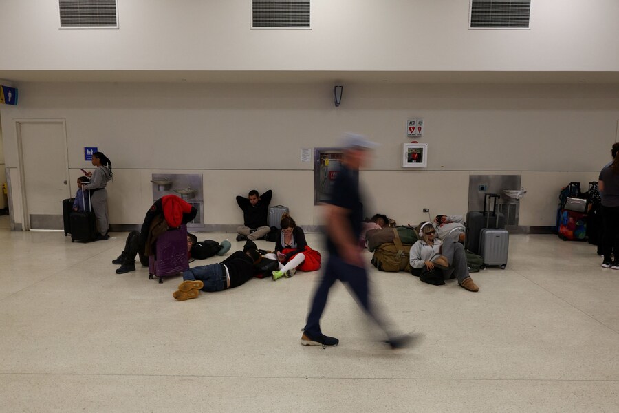 Passeggeri in attesa con i loro bagagli, dopo che i voli sono stati ritardati e cancellati a causa della chiusura dello spazio aereo dovuta agli scioperi statunitensi contro il Venezuela durante la notte, all'aeroporto internazionale Rafael Hernandez di Aguadilla, Porto Rico, il 3 gennaio 2026. REUTERS/Ricardo Arduengo (REUTERS)