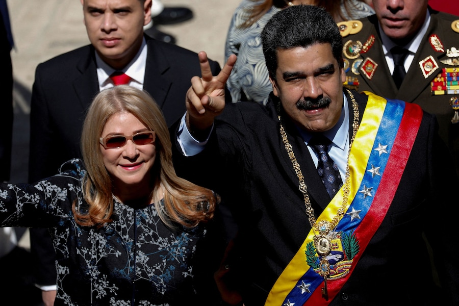 Il presidente venezuelano Nicolas Maduro gesticola accanto alla moglie Cilia Flores durante il suo arrivo per una sessione speciale dell'Assemblea nazionale costituente per presentare il suo stato annuale della nazione a Caracas, Venezuela, 14 gennaio 2019. REUTERS/Manaure Quintero/File Photo (REUTERS)