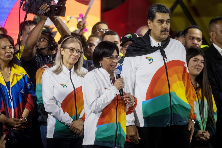Il vicepresidente del Venezuela Delcy Rodriguez (C) parla accanto al presidente del Venezuela Nicolas Maduro (R) e alla first lady Cilla Flores (L), durante un evento di celebrazione dopo il referendum consultivo per El Essequibo, a Caracas, Venezuela, 03 dicembre 2023 (ripubblicato il 03 gennaio 2026). Il vicepresidente Delcy Rodriguez è apparso sulla TV di Stato venezuelana il 03 gennaio 2026 affermando che il governo non conosce la posizione del presidente venezuelano Nicolas Maduro e di sua moglie Cilia Flores dopo che gli Stati Uniti hanno rivendicato la loro cattura a seguito di un attacco militare contro il Venezuela il 03 gennaio 2026. EPA/MIGUEL GUTIERREZ (EPA)