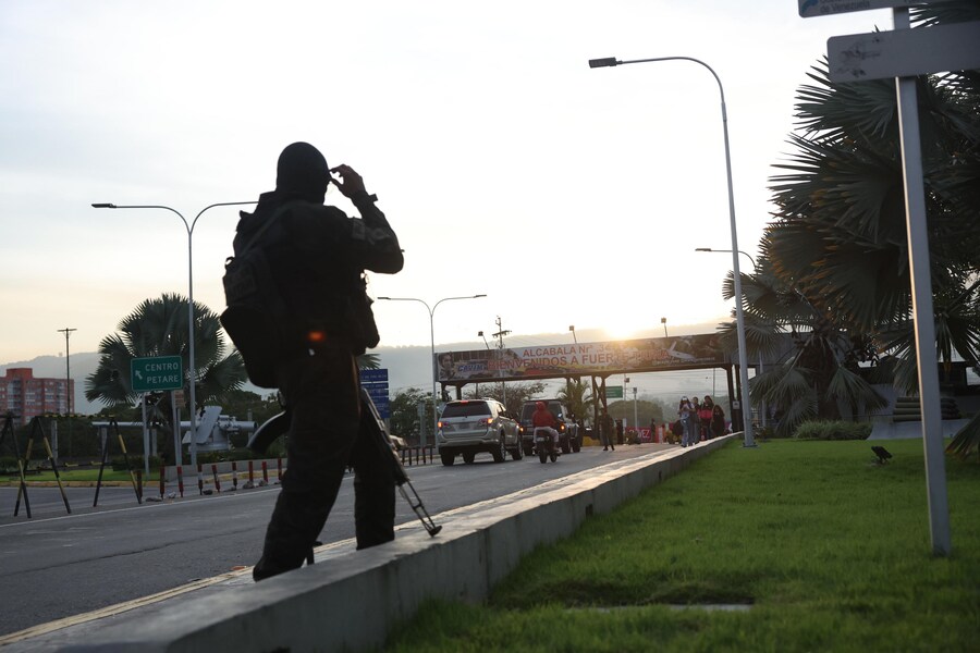 epa12622970 An armed officers stands guard at a checkpoint near Fuerte Tiuna (Fort Tiuna), which houses the headquarters of Venezuelan Ministry of Defense, in Caracas, Venezuela, 03 January 2026, after multiple explosions were reported across the capital. US President Trump announced that a 'large-scale strike' on Caracas resulted in the capture of Venezuelan leader Nicolas Maduro and his wife, who were reportedly flown out of the country. The Venezuelan government denounced the US operation as a 'grave military aggression'. EPA/MIGUEL GUTIERREZ (EPA)