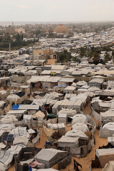 Profughi palestinesi trovano rifugio in un campo tendato a Khan Younis, nella parte meridionale della Striscia di Gaza. REUTERS/Haseeb Alwazeer (REUTERS)