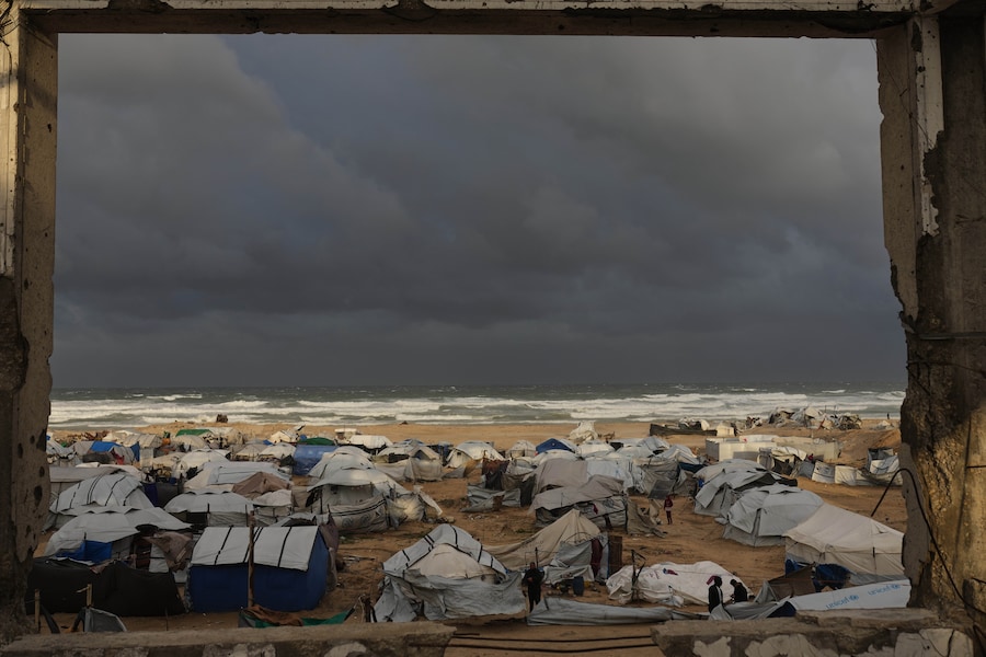 Una veduta di un campo profughi che ospita palestinesi su una spiaggia durante una tempesta a Gaza City. (AP Photo/Jehad Alshrafi) (APN)