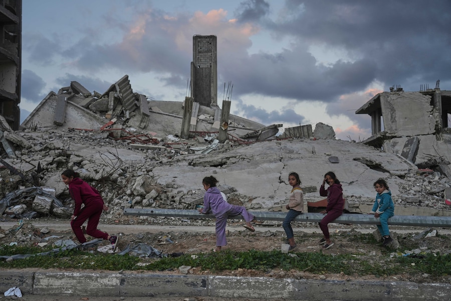 Ragazze palestinesi giocano tra gli edifici distrutti dalle operazioni aeree e terrestri israeliane nel quartiere Zeitoun della città di Gaza. (AP Photo/Jehad Alshrafi) (APN)
