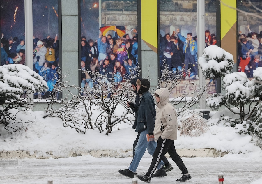 Una strada innevata in una gelida mattina d'inverno a Kiev, Ucraina, 15 gennaio 2026. (REUTERS)
