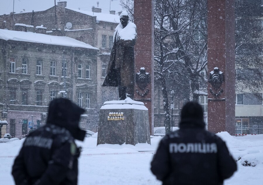 Gli agenti di polizia sorvegliano il luogo colpito da un drone russo vicino alla statua di Stepan Bandera, uno dei fondatori dell'Organizzazione dei Nazionalisti Ucraini. Leopoli, Ucraina, il 15 gennaio 2026. REUTERS/Roman Baluk (REUTERS)