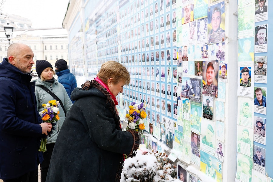 Il governatore della Banca nazionale dell'Ucraina Andriy Pyshnyi e il direttore generale del Fondo monetario internazionale (FMI) Kristalina Georgieva visitano il Muro della Memoria dei Caduti per l'Ucraina fuori dalla Cattedrale di San Michele. Kiev, Ucraina, 15 gennaio 2026. (REUTERS)