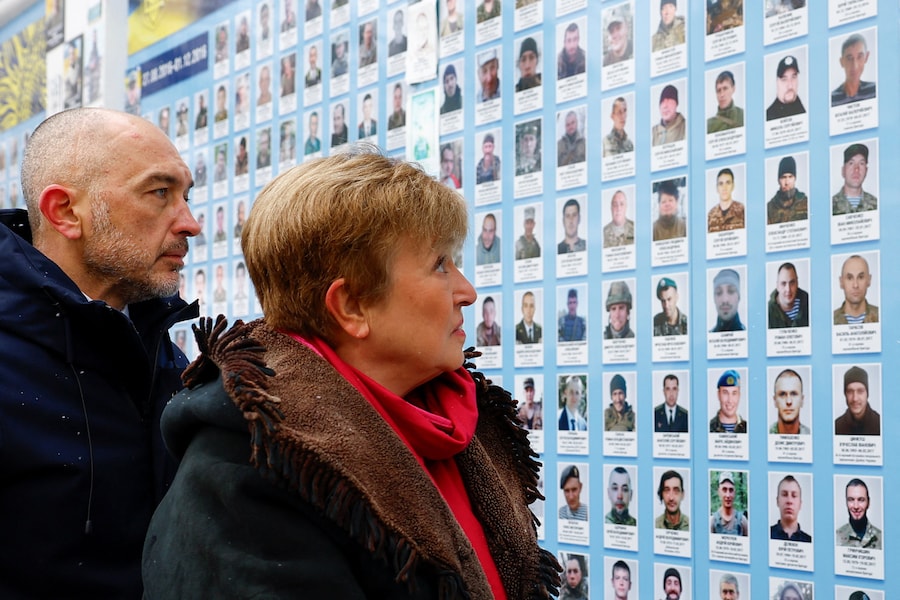 Il governatore della Banca nazionale dell’Ucraina Andriy Pyshnyi e il direttore generale del Fondo monetario internazionale (FMI) Kristalina Georgieva visitano il Muro della Memoria dei Caduti per l’Ucraina fuori dalla Cattedrale di San Michele. Kiev, Ucraina, 15 gennaio 2026. (REUTERS)