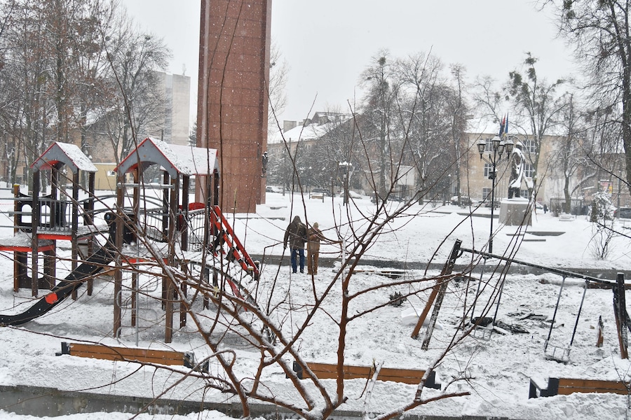 Un attacco di droni russo ha colpito un parco giochi per bambini vicino al monumento a Stepan Bandera, fondatore di un esercito ribelle che ha combattuto contro il regime sovietico, a Leopoli, nell’Ucraina occidentale, giovedì 15 gennaio 2026. (APN)