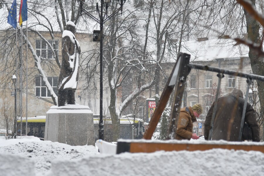 Un attacco di droni russo ha colpito un parco giochi per bambini vicino al monumento a Stepan Bandera, fondatore di un esercito ribelle che ha combattuto contro il regime sovietico, a Leopoli, nell'Ucraina occidentale, giovedì 15 gennaio 2026. (AP)