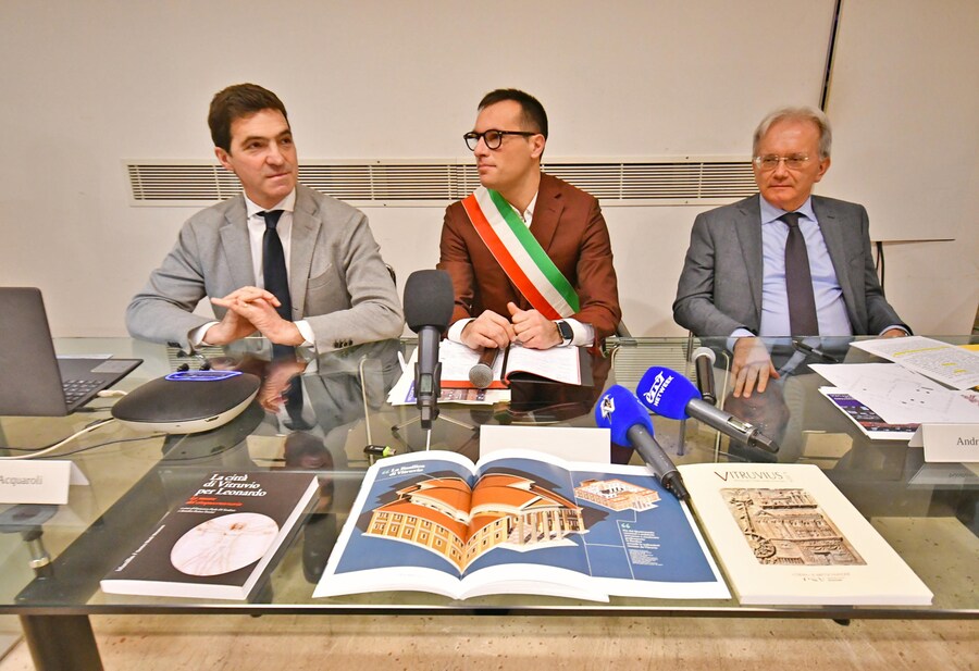 Da sinistra, il presidente della Regione Marche Francesco Acquaroli, il sindaco di Fano Luca Serfilippi e il soprintendente Andrea Pessina alla conferenza stampa di presentazione delle scoperte emerse dagli scavi in piazza Andrea Costa a Fano, dai quali sono tornate alla luce colonne di grandi dimensioni, resti della Basilica di Vitruvio (ANSA)