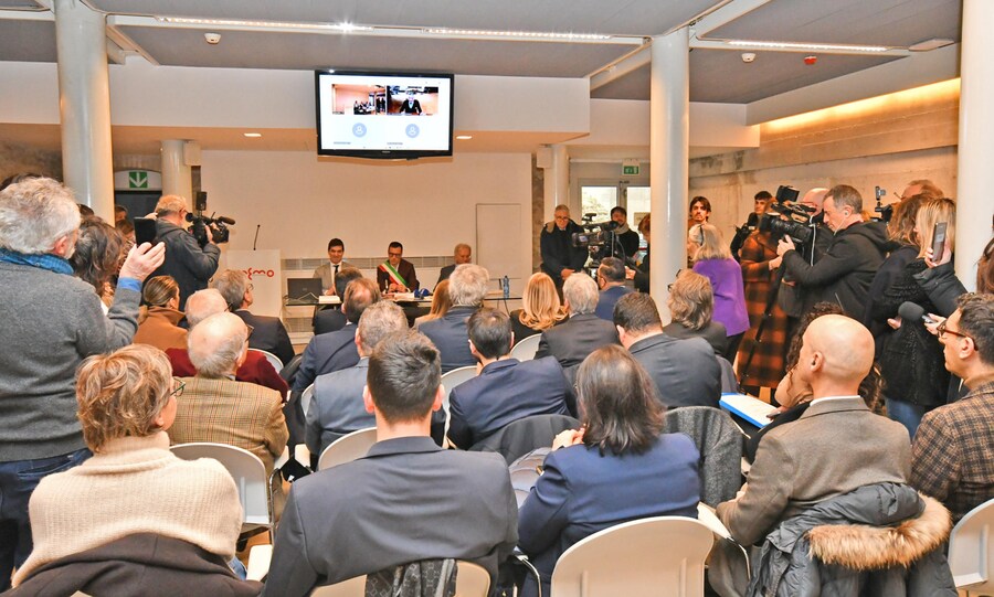 La conferenza stampa di presentazione delle scoperte emerse dagli scavi in piazza Andrea Costa a Fano, dai quali sono tornate alla luce colonne di grandi dimensioni, resti della Basilica di Vitruvio (ANSA)