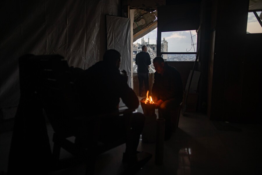 Un palestinese ripara la sua casa distrutta utilizzando il fango come alternativa al cemento, che Israele impedisce di introdurre nella Striscia di Gaza, nella città di Khan Younis, nella parte meridionale della Striscia di Gaza. (EPA)