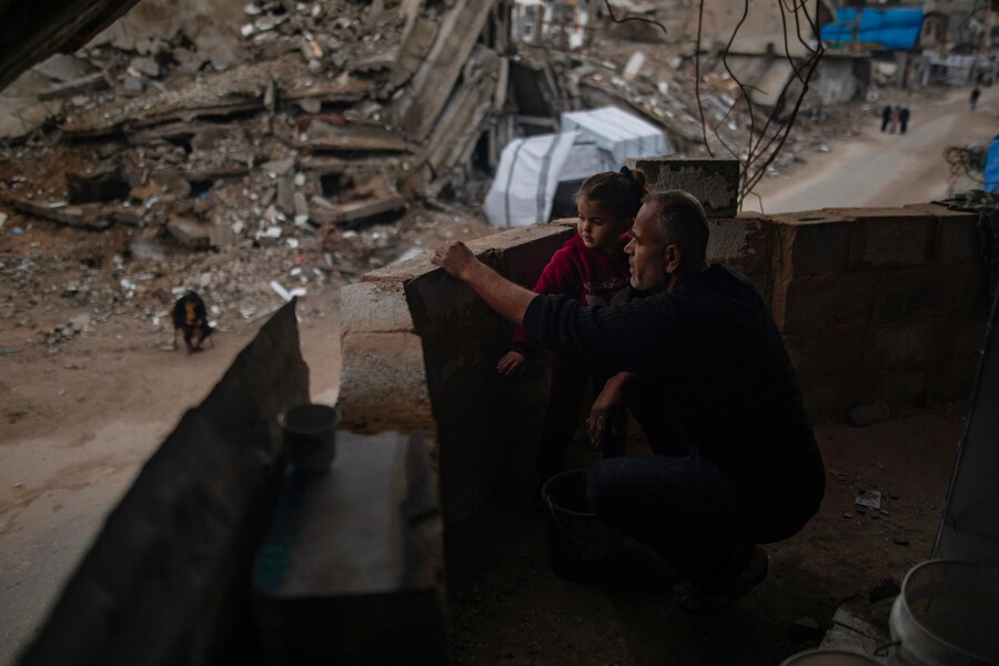 Un palestinese ripara la sua casa distrutta utilizzando il fango come alternativa al cemento, che Israele impedisce di introdurre nella Striscia di Gaza, nella città di Khan Younis, nel sud della Striscia di Gaza. (EPA)