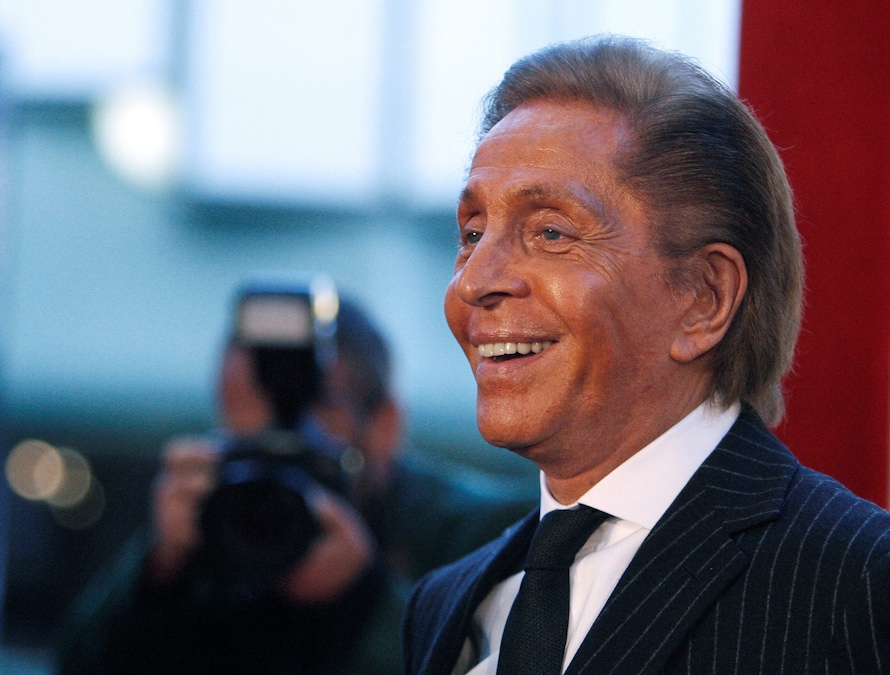 Lo stilista italiano Valentino Garavani posa al suo arrivo alla prima sulla costa occidentale del documentario "Valentino: The Last Emperor" al Los Angeles County Museum of Art (LACMA) di Los Angeles, il 1° aprile 2009. (REUTERS/Mario Anzuoni/Foto d’archivio)
