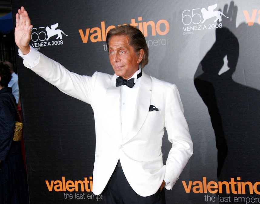 Lo stilista italiano Valentino Garavani saluta mentre arriva alla prima del film "Valentino: The Last Emperor" diretto dall'americano Matt Tyrnauer al Teatro La Fenice di Venezia il 28 agosto 2008. (REUTERS/Denis Balibouse (ITALIA)/Foto d’archivio)