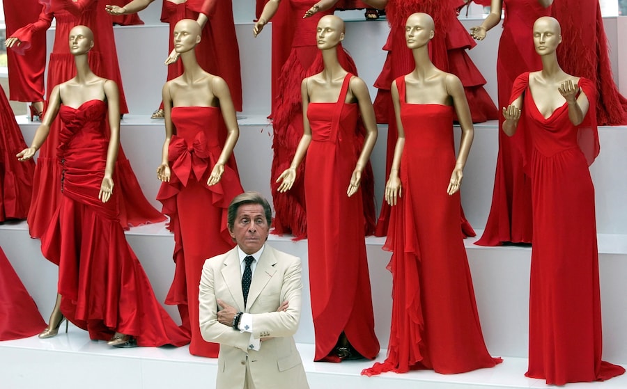 Il veterano stilista italiano Valentino Garavani posa durante l'inaugurazione della sua mostra al Museo Ara Pacis di Roma il 6 luglio 2007. Valentino svelerà la sua ultima collezione di alta moda a Roma per celebrare il suo 45° anno nella città dove ha mosso i primi passi. (REUTERS/Alessandro Bianchi (ITALIA)/Foto d’archivio)