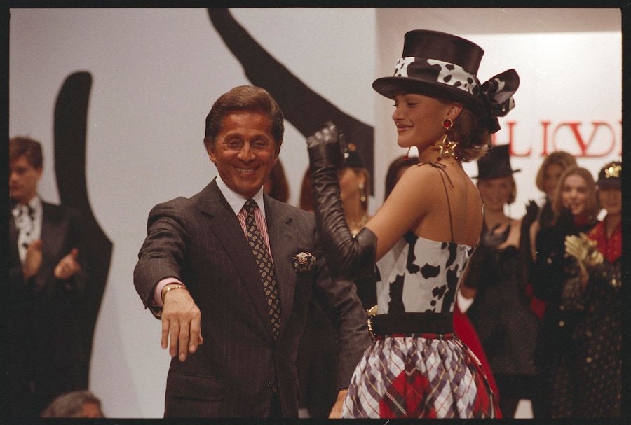 Lo stilista italiano Valentino dopo la presentazione della sua collezione Oliver by Valentino a Milano in occasione della Milano Fashion Week. 8 marzo 1992. (REUTERS/Luciano Mellace/Foto d’archivio)