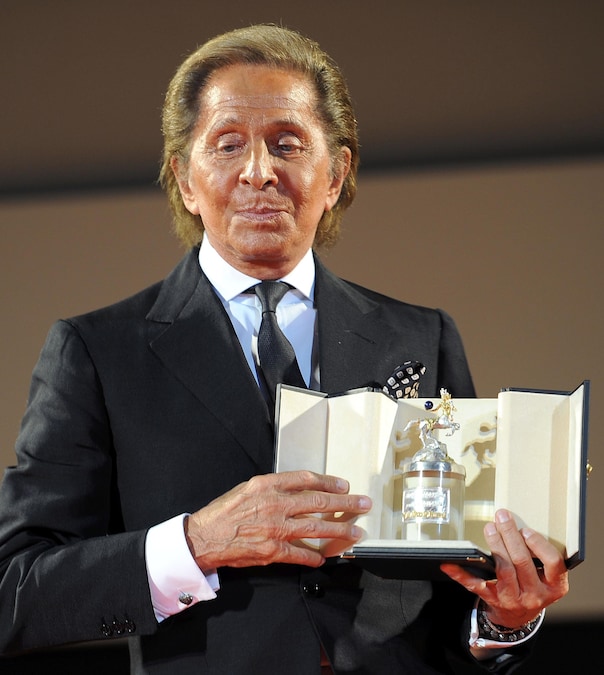 Lo stilista Valentino Garavani con il Premio Città di Taormina sul palco del Teatro Antico di Taormina. La 56esima edizione del Taormina Film Fest, si è svolta dal 12 al 18 giugno 2010. (ANSA/Claudio Onorati/on)