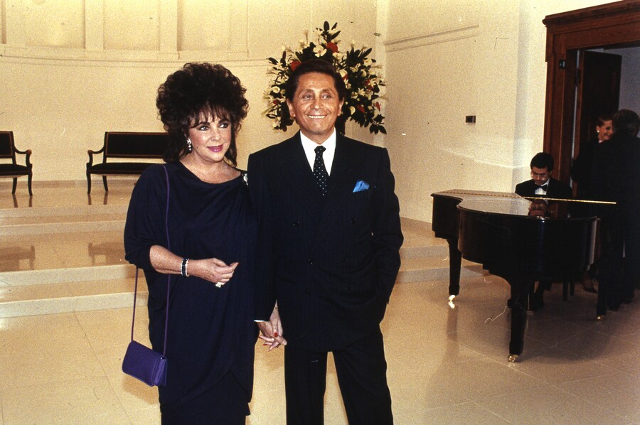 Lo stilista Valentino Garavani con l'attrice Liz Taylor in una foto di archivio. (ANSA / Archivio Ansa)
