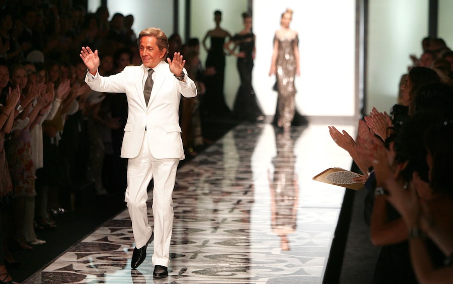 Il sarto Valentino Garavani viene applaudito al termine della presentazione della sua nuova collezione di alta moda nelle sale Incisa e Baglivi del Complesso Monumentale di Borgo Santo Spirito in Sassia, a Roma. (ANSA / alessandro Di Meo / PAL)