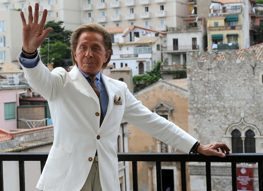 Lo stilista italiano Valentino Garavani, noto anche come Valentino, posa per una foto dopo la proiezione del film " Valentino: the last Emperor " , diretto da Matt Tyrnauer, durante la 56ª edizione del Taormina Film Festival a Taormina, Sicilia, Italia, il 13 giugno 2010. (ANSA/Claudio Onorati/DRN)