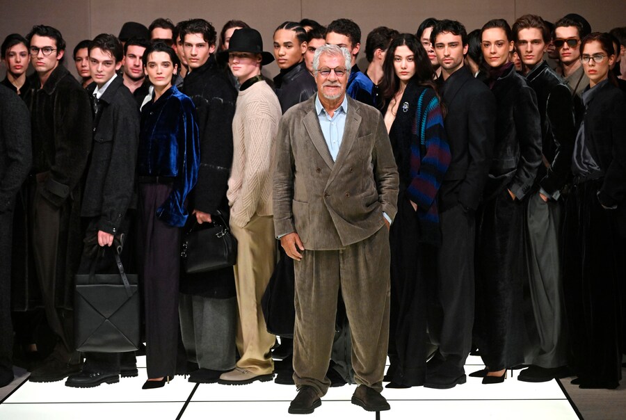 Leo Dell'Orco posa con i modelli al termine della sfilata della collezione uomo Giorgio Armani Autunno/Inverno 2026-2027 (Ansa/Daniel Dal Zennaro)