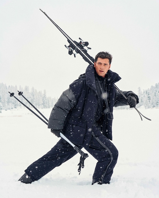 Giorgio Armani Neve. Sulle piste con stile, anche con le temperature più rigide con la giacca e i pantaloni tecnici imbottiti
