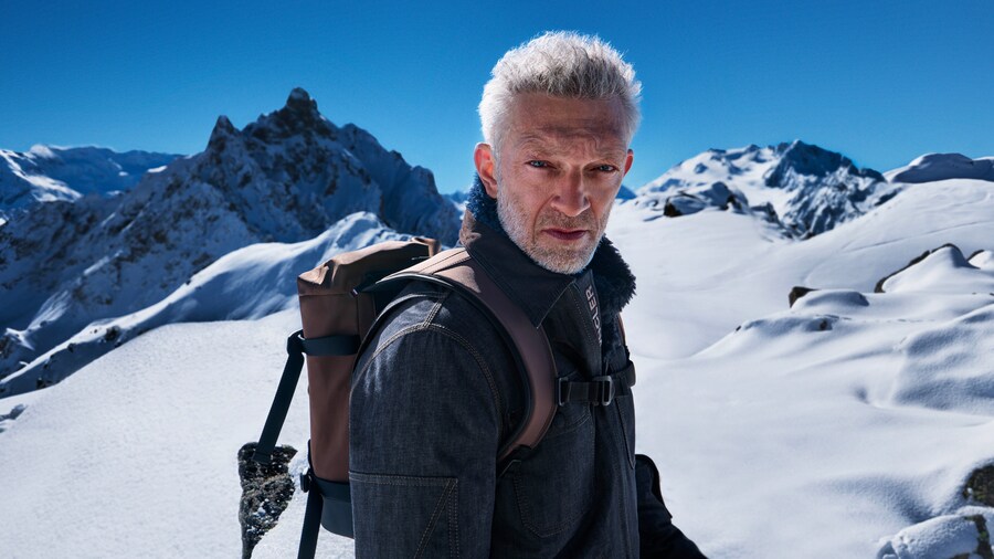 Moncler Grenoble. Indossata dall’attore Vincent Cassel la giacca in denim tecnico antivento, impermeabile e traspirante
