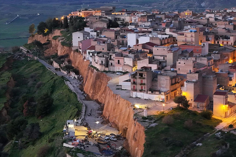 Le immagini aeree della frana che sta interessando il paese di Niscemi, in provincia di Caltanissetta. Il cedimento del terreno è iniziato domenica 25 gennaio a seguito della violenta ondata di maltempo che ha interessato l’isola, e lo scorrimento ha trascinato via terreni, strade e abitazioni per oltre 25 metri. Sono circa 1500 gli abitanti sfollati. 27 Gennaio 2026 (foto Alberto Lo Bianco/LaPresse) (LAPRESSE)