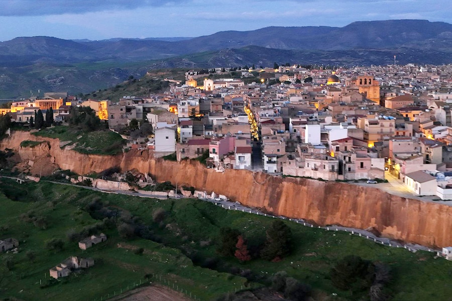 Le immagini aeree della frana che sta interessando il paese di Niscemi, in provincia di Caltanissetta. Il cedimento del terreno è iniziato domenica 25 gennaio a seguito della violenta ondata di maltempo che ha interessato l’isola, e lo scorrimento ha trascinato via terreni, strade e abitazioni per oltre 25 metri. Sono circa 1500 gli abitanti sfollati. 27 Gennaio 2026 (foto Alberto Lo Bianco/LaPresse) (LAPRESSE)