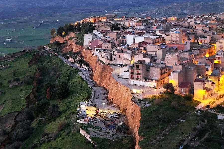 Le immagini aeree della frana che sta interessando il paese di Niscemi, in provincia di Caltanissetta. Il cedimento del terreno è iniziato domenica 25 gennaio a seguito della violenta ondata di maltempo che ha interessato l’isola, e lo scorrimento ha trascinato via terreni, strade e abitazioni per oltre 25 metri. Sono circa 1500 gli abitanti sfollati. 27 Gennaio 2026 (foto Alberto Lo Bianco/LaPresse) (LAPRESSE)