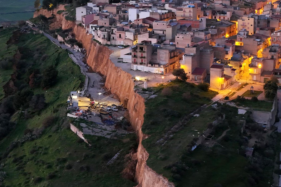 Le immagini aeree della frana che sta interessando il paese di Niscemi, in provincia di Caltanissetta. Il cedimento del terreno è iniziato domenica 25 gennaio a seguito della violenta ondata di maltempo che ha interessato l’isola, e lo scorrimento ha trascinato via terreni, strade e abitazioni per oltre 25 metri. Sono circa 1500 gli abitanti sfollati. 27 Gennaio 2026 (foto Alberto Lo Bianco/LaPresse) (LAPRESSE)
