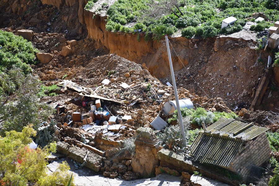 Interi quartieri a Niscemi (Caltanissetta), Sante Croci, Trappeto e via Popolo, sono stati evacuati, a causa di una frana, sono circa trecento le famiglie evacuate e trasferite in altre abitazioni e in un palazzetto dello sport, Niscemi, 26 gennaio 2026. ANSA/ORIETTA SCARDINO (ANSA)