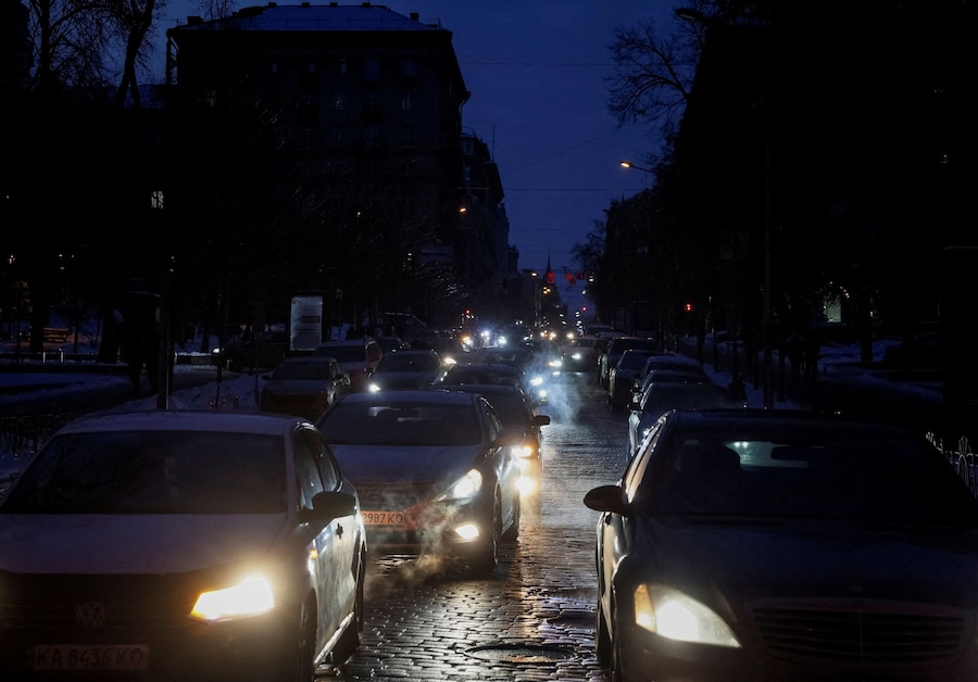 Le auto circolano su una strada buia durante un blackout elettrico causato dai recenti attacchi missilistici e con droni russi contro infrastrutture civili critiche, nel contesto dell'attacco della Russia all'Ucraina, a Kiev, Ucraina, 25 gennaio 2026. REUTERS/Gleb Garanich/File Photo (REUTERS)