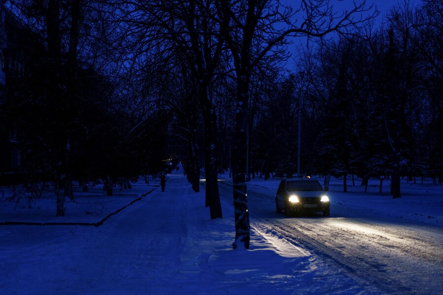 Un'auto percorre una strada buia a Kramatorsk, mentre la Russia attacca l'Ucraina, nella regione di Donetsk, Ucraina, 24 gennaio 2026. REUTERS/Serhii Korovainyi (REUTERS)