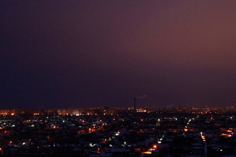 La città di Kramatorsk di notte, durante l'attacco russo all'Ucraina, nella regione di Donetsk, Ucraina, 25 gennaio 2026. REUTERS/Serhii Korovainyi (REUTERS)
