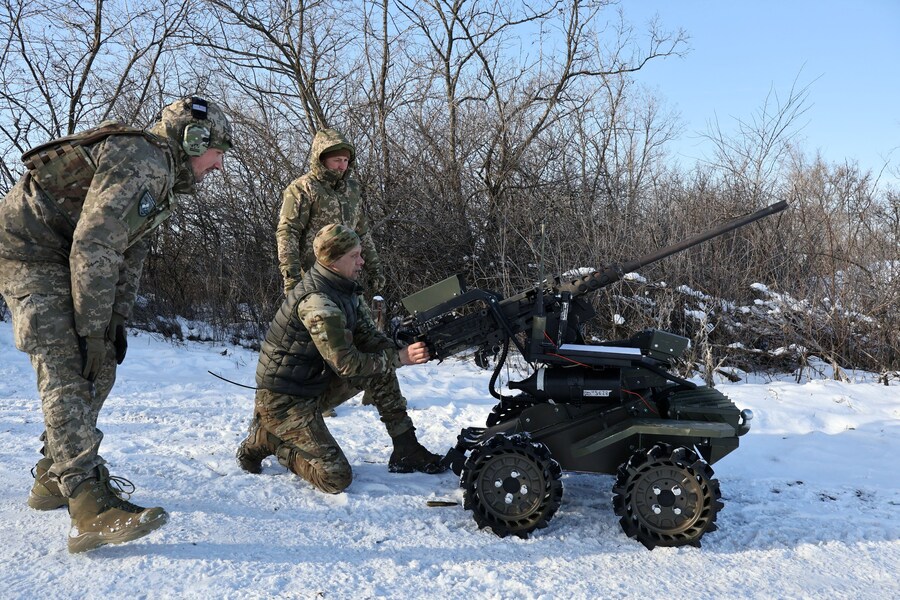 I membri del servizio della 65ª Brigata meccanizzata separata delle forze armate ucraine controllano e testano una mitragliatrice Browning M2 montata su un veicolo terrestre senza pilota in un campo di addestramento vicino alla linea del fronte, durante l'attacco della Russia all'Ucraina, nella regione di Zaporizhzhia, Ucraina, 26 gennaio 2026. Andriy Andriyenko/Servizio stampa della 65ª Brigata meccanizzata separata delle forze armate ucraine/Handout via REUTERS (via REUTERS)