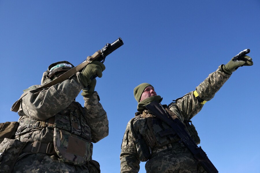 I membri del 65° Reggimento Meccanizzato delle Forze Armate ucraine partecipano alle esercitazioni militari in un campo di addestramento vicino alla linea del fronte, mentre la Russia attacca l'Ucraina, nella regione di Zaporizhzhia, Ucraina, 26 gennaio 2026. Andriy Andriyenko/Servizio stampa della 65ª Brigata meccanizzata separata delle forze armate ucraine/Handout via REUTERS (via REUTERS)