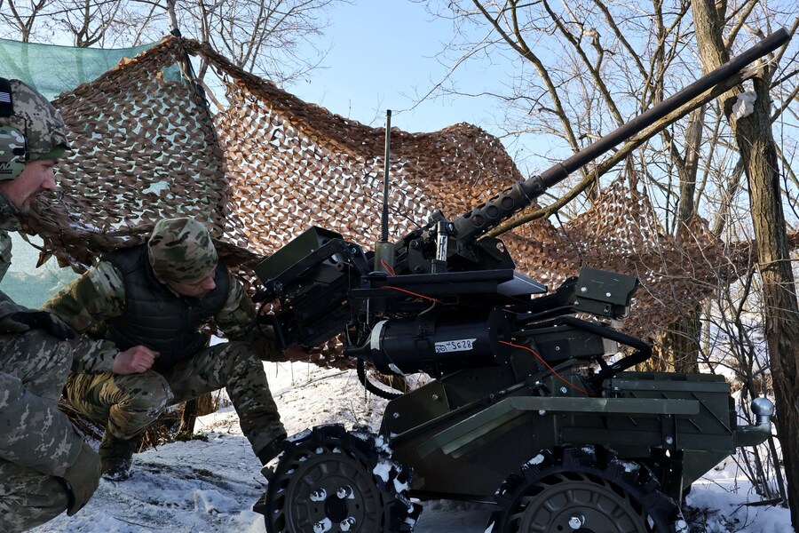 I membri del servizio della 65ª Brigata meccanizzata separata delle forze armate ucraine controllano e testano una mitragliatrice Browning M2 montata su un veicolo terrestre senza pilota in un campo di addestramento vicino alla linea del fronte, durante l'attacco della Russia all'Ucraina, nella regione di Zaporizhzhia, Ucraina, 26 gennaio 2026. Andriy Andriyenko/Servizio stampa della 65ª Brigata meccanizzata separata delle forze armate ucraine/Handout via REUTERS (via REUTERS)