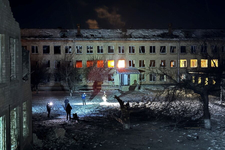 I soccorritori lavorano sul luogo di una scuola colpita durante un attacco missilistico russo, nel contesto dell'attacco della Russia all'Ucraina, a Kharkiv, Ucraina, il 26 gennaio 2026. Foto scattata con un telefono cellulare. REUTERS/Vitalii Hnidyi (REUTERS)
