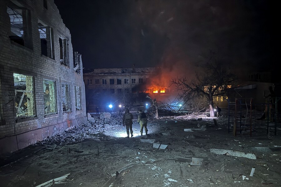 Agenti di polizia lavorano sul luogo di una scuola colpita durante un attacco missilistico russo, nel contesto dell'attacco della Russia all'Ucraina, a Kharkiv, Ucraina, il 26 gennaio 2026. Foto scattata con un telefono cellulare. REUTERS/Vitalii Hnidyi (REUTERS)