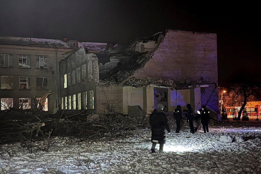 I soccorritori lavorano sul luogo di una scuola colpita durante un attacco missilistico russo, nel contesto dell'attacco della Russia all'Ucraina, a Kharkiv, Ucraina, il 26 gennaio 2026. Foto scattata con un telefono cellulare. REUTERS/Vitalii Hnidyi (REUTERS)