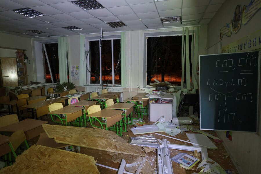 Un'aula all'interno di un edificio scolastico colpito durante i raid missilistici russi nella tarda serata, nel contesto dell'attacco della Russia all'Ucraina, a Kharkiv, Ucraina, 26 gennaio 2026. REUTERS/Vyacheslav Madiyevskyy (REUTERS)