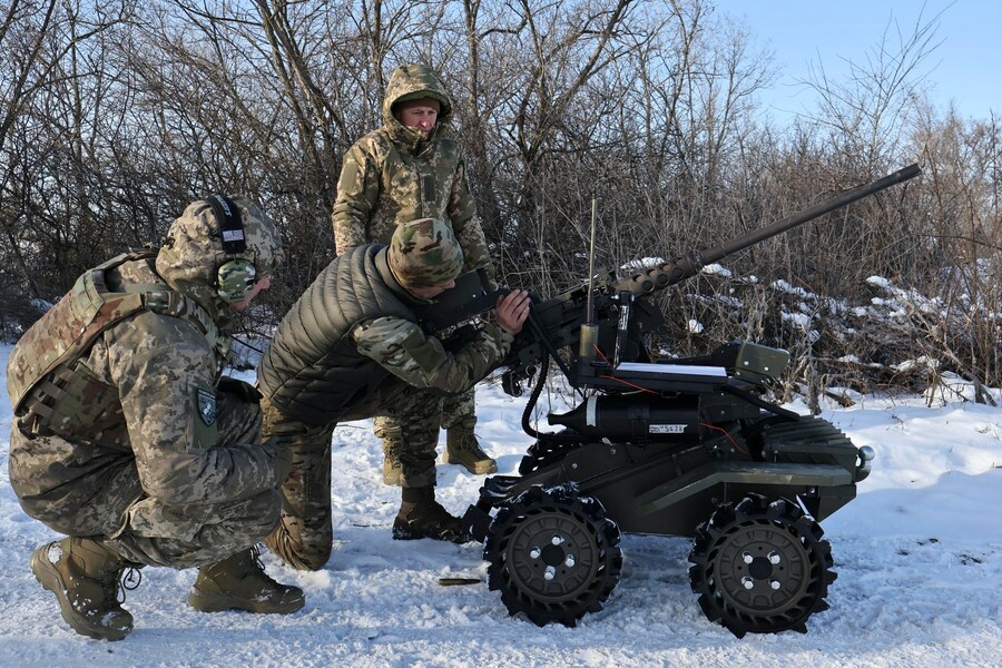 Una foto distribuita dal servizio stampa della 65ª Brigata meccanizzata separata delle forze armate ucraine mostra militari ucraini che testano un drone da combattimento terrestre armato con una mitragliatrice Browning M2 da 12,7 mm, durante un addestramento nella regione di Zaporizhzhia, in Ucraina, il 26 gennaio 2026, nel pieno dell'invasione russa. Le truppe russe sono entrate nel territorio ucraino il 24 febbraio 2022, dando inizio a un conflitto che ha provocato distruzione e una crisi umanitaria. EPA/Servizio stampa della 65ª Brigata meccanizzata (EPA)