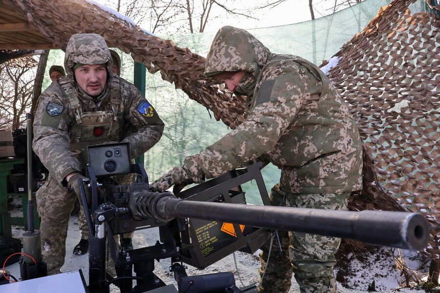 Una foto distribuita dal servizio stampa della 65ª Brigata meccanizzata separata delle forze armate ucraine mostra alcuni militari ucraini mentre testano un drone da combattimento terrestre armato con una mitragliatrice Browning M2 da 12,7 mm, durante un addestramento nella regione di Zaporizhzhia, in Ucraina, il 26 gennaio 2026, nel pieno dell'invasione russa. Le truppe russe sono entrate nel territorio ucraino il 24 febbraio 2022, dando inizio a un conflitto che ha provocato distruzione e una crisi umanitaria. EPA/Servizio stampa della 65ª Brigata Meccanizzata (EPA)