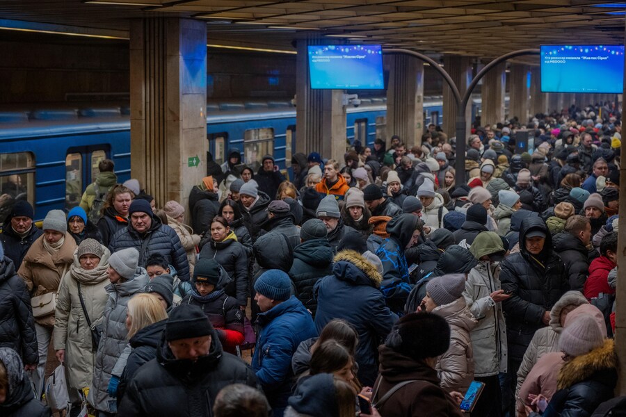 La gente aspetta il segnale di cessato allarme per raggiungere la riva opposta del fiume Dnieper durante un attacco con droni russi a Kiev, Ucraina, lunedì 26 gennaio 2026. (AP Photo/Dan Bashakov) (APN)