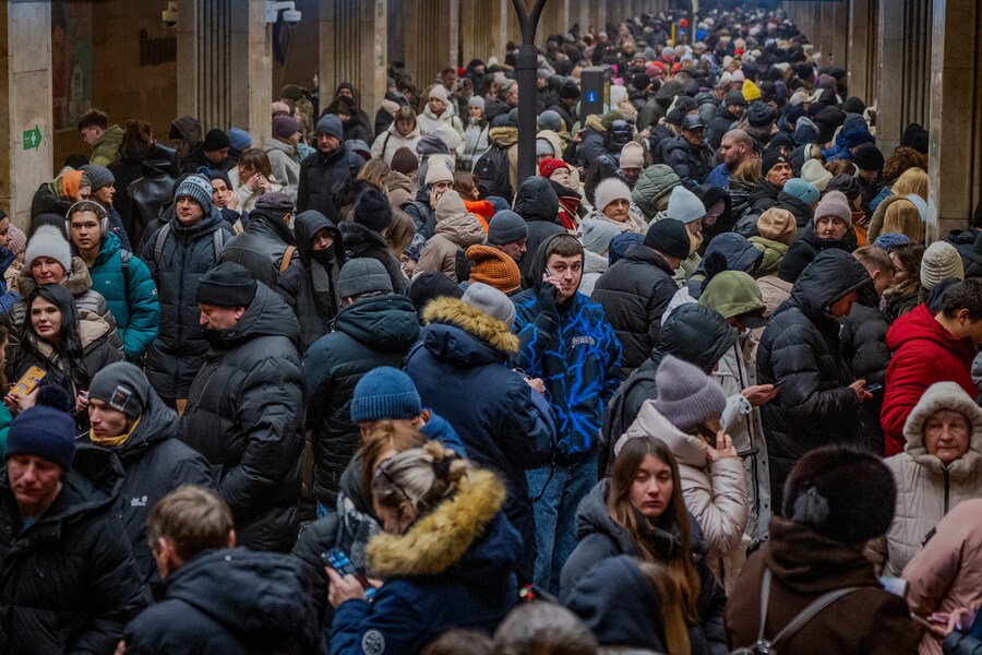 La gente aspetta la fine dell'attacco aereo russo per salire sul treno della metropolitana che attraversa il fiume Dnipro, poiché i ponti sono chiusi durante gli allarmi aerei a Kiev, Ucraina, lunedì 26 gennaio 2026. (AP Photo/Dan Bashakov) (APN)