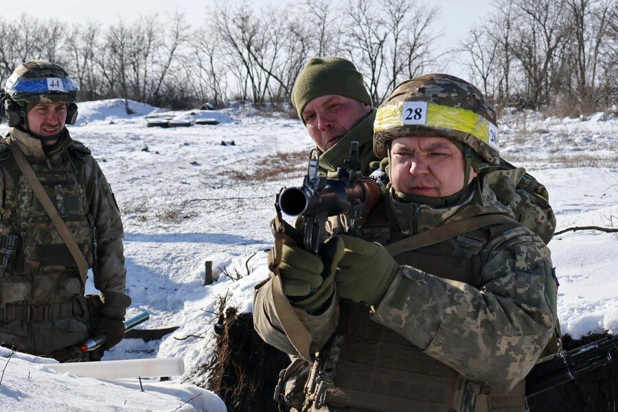 Una foto diffusa dal servizio stampa della 65ª Brigata meccanizzata separata delle forze armate ucraine mostra militari ucraini che si esercitano con l'RPG-7, un lanciagranate anticarro portatile, durante l'addestramento nella regione di Zaporizhzhia, in Ucraina, il 26 gennaio 2026, nel pieno dell'invasione russa. Le truppe russe sono entrate nel territorio ucraino il 24 febbraio 2022, dando inizio a un conflitto che ha provocato distruzione e una crisi umanitaria. EPA/Servizio stampa della 65ª Brigata meccanizzata (EPA)