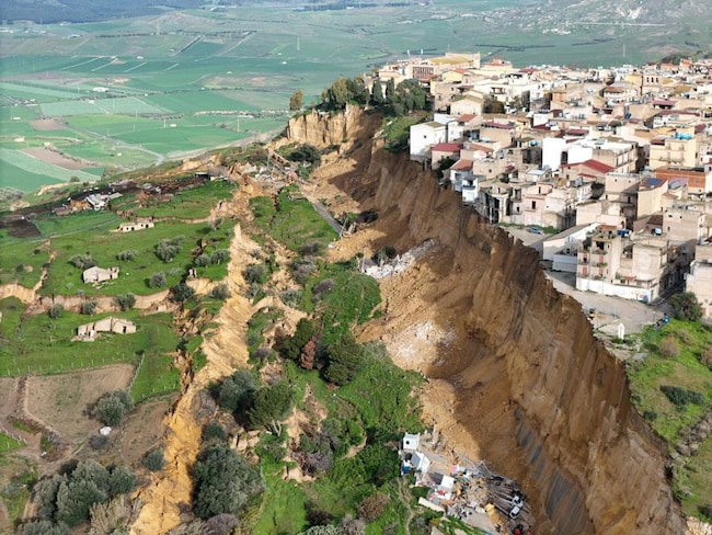 A Niscemi una frana di almeno 4 km: evacuate mille persone